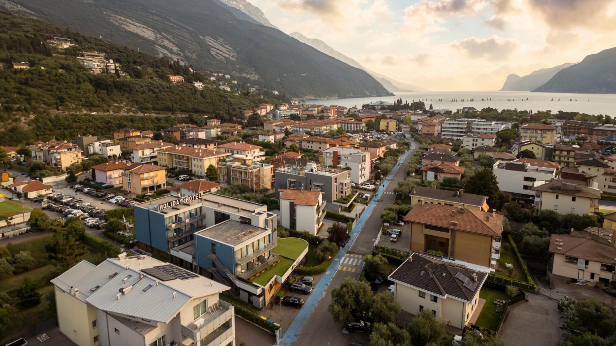 Hotel Holiday Sport&Relax Torbole Sul Garda Exterior foto